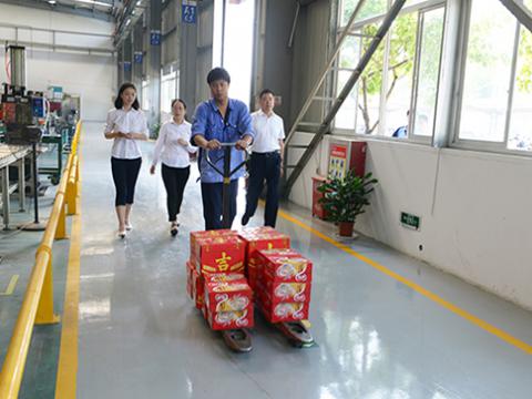 人生就是博官网集团工会发展“夏季送清冷”活动